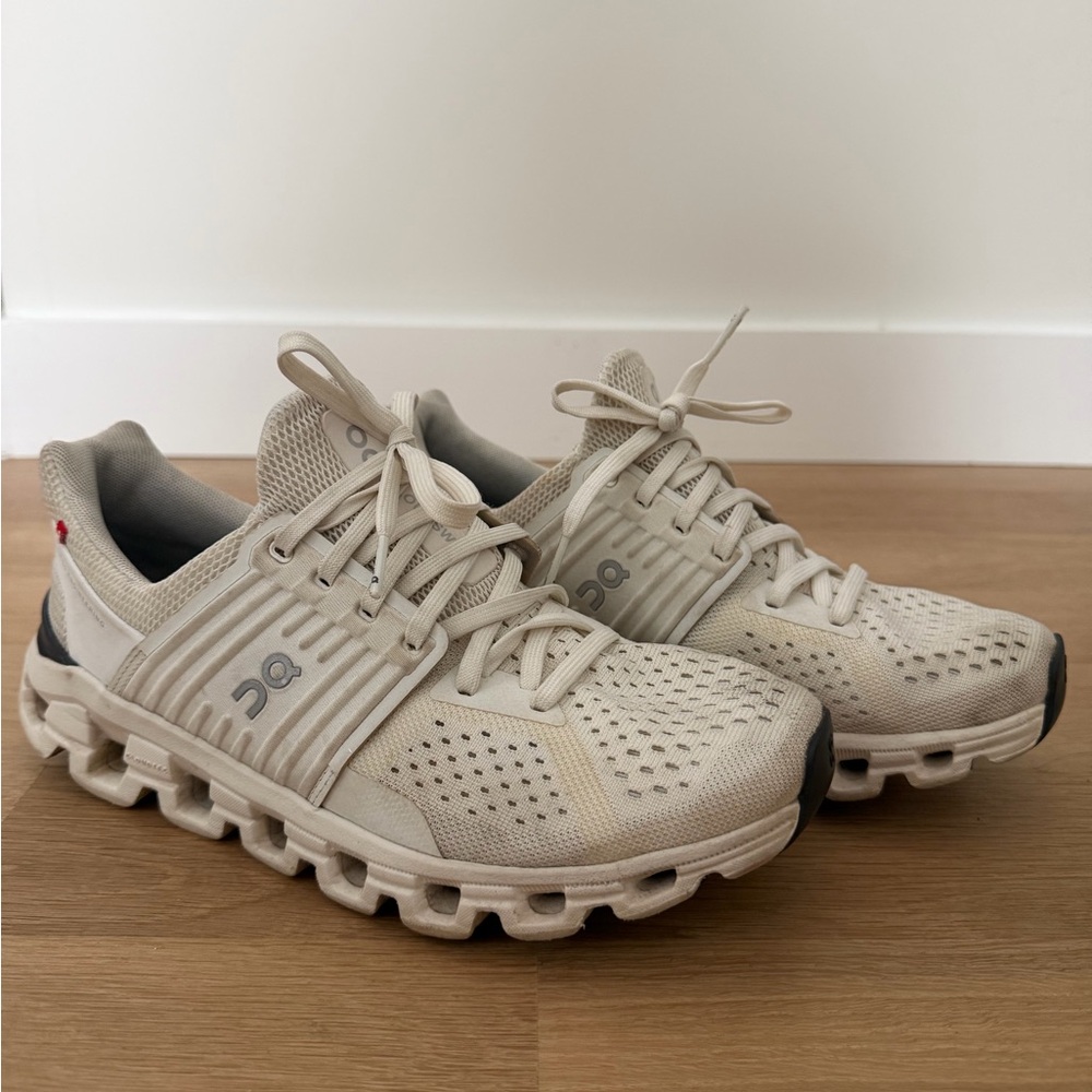 OnCloud Cloudswift size 7 women’s white sneakers